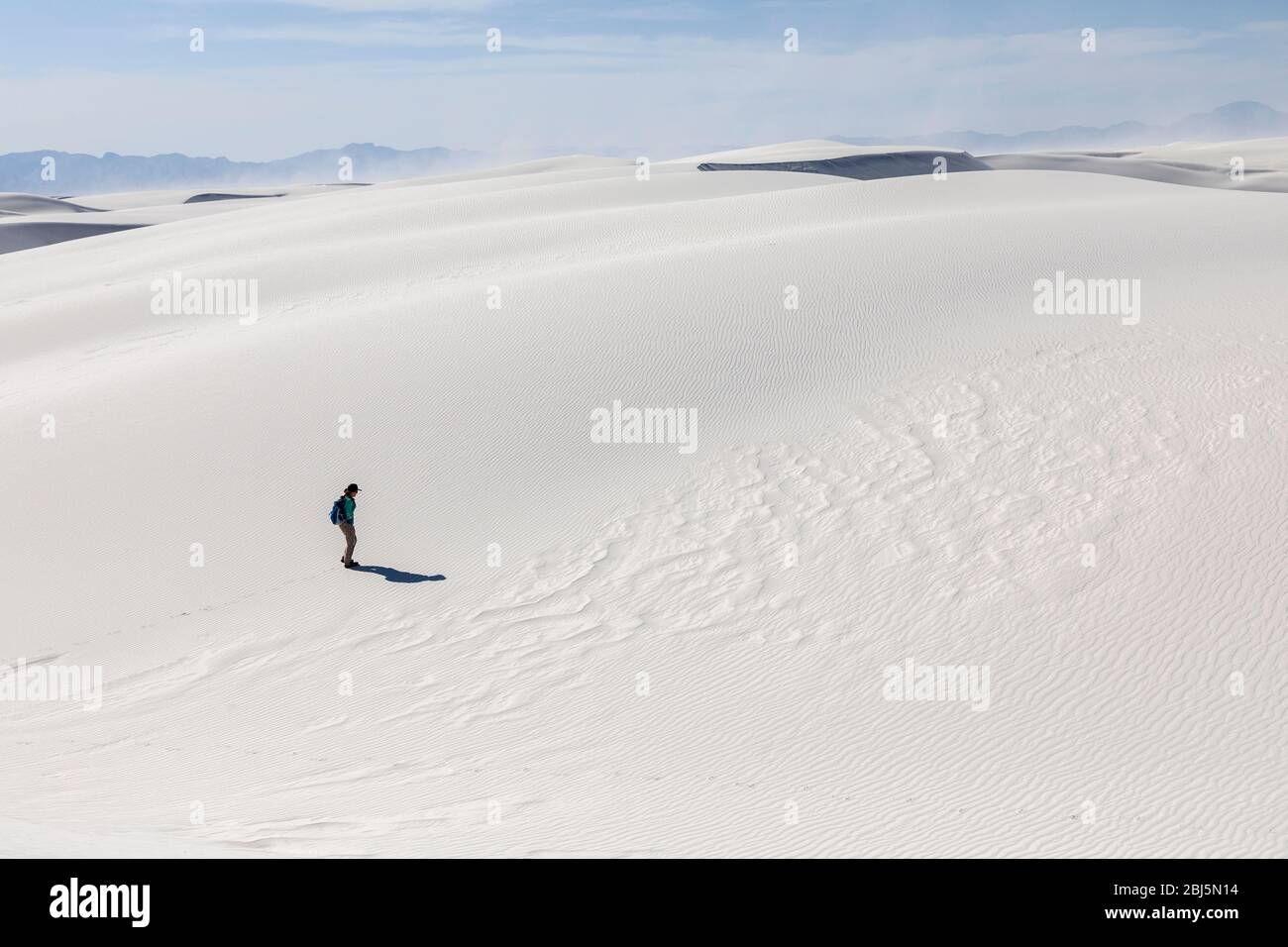 Persona che cammina al White Sands, Nuovo Messico, STATI UNITI D'AMERICA Foto Stock