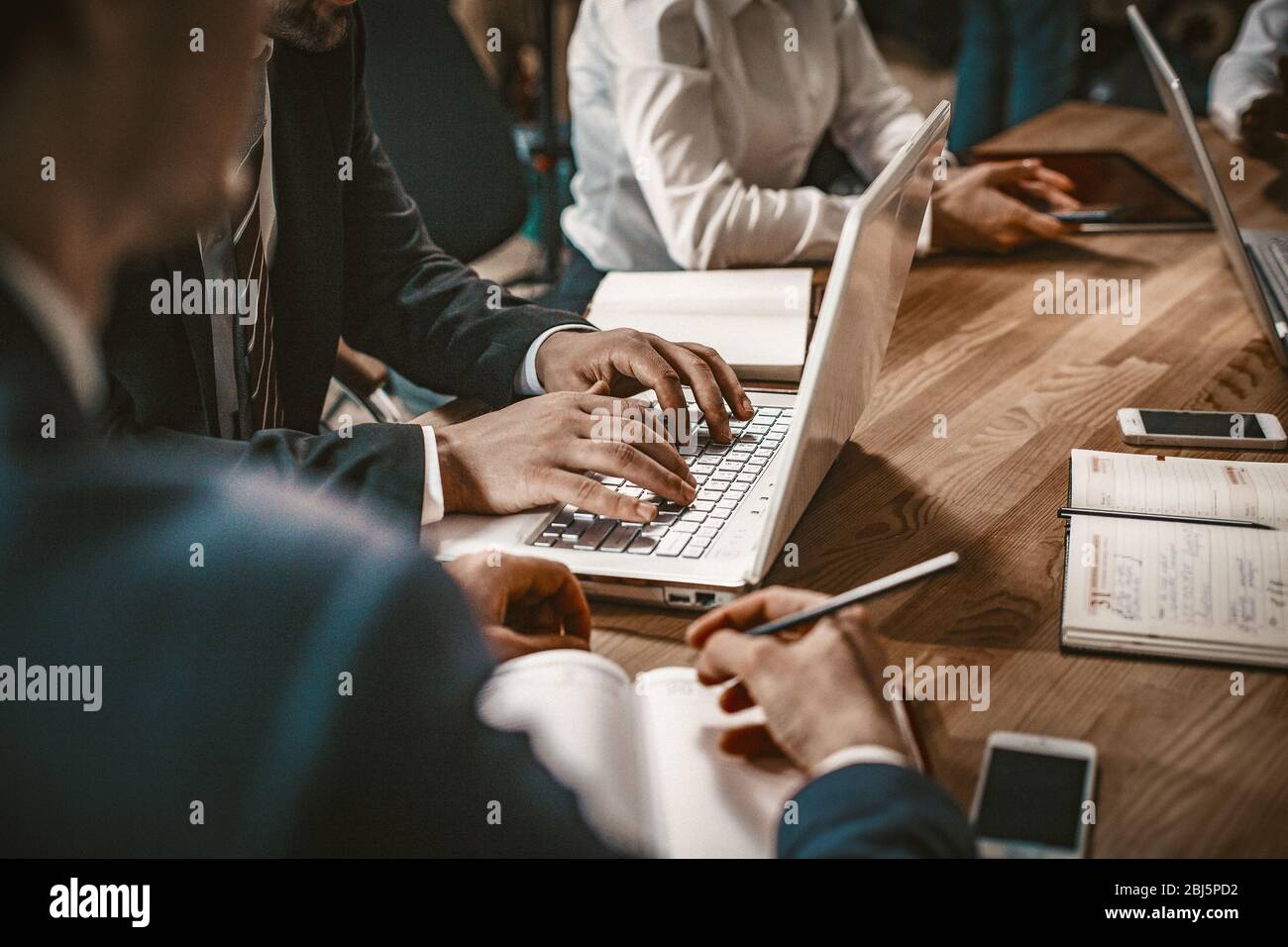 Lavoratori del collare bianco Brainstorming in Ufficio Foto Stock