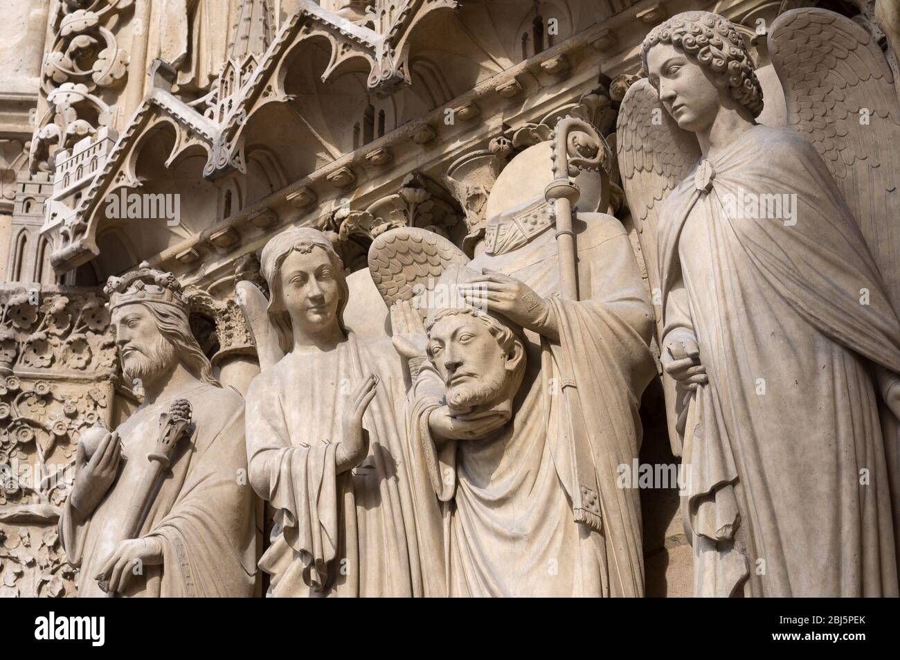 Le quattro grandi statue rappresentano un re decapitato e San Denis, che porta la testa e circondato da due angeli. Facciata occidentale del Foto Stock