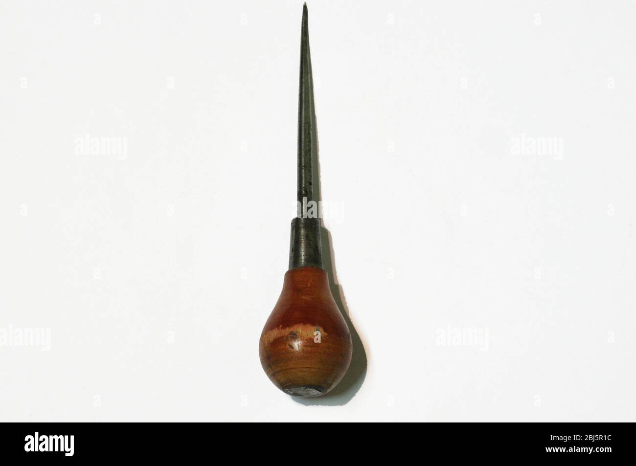 Un Raspatory R Doujens Rib vintage con un manico in legno a forma di bulbo, usato per raschiare via ad una singola costola . Foto Stock