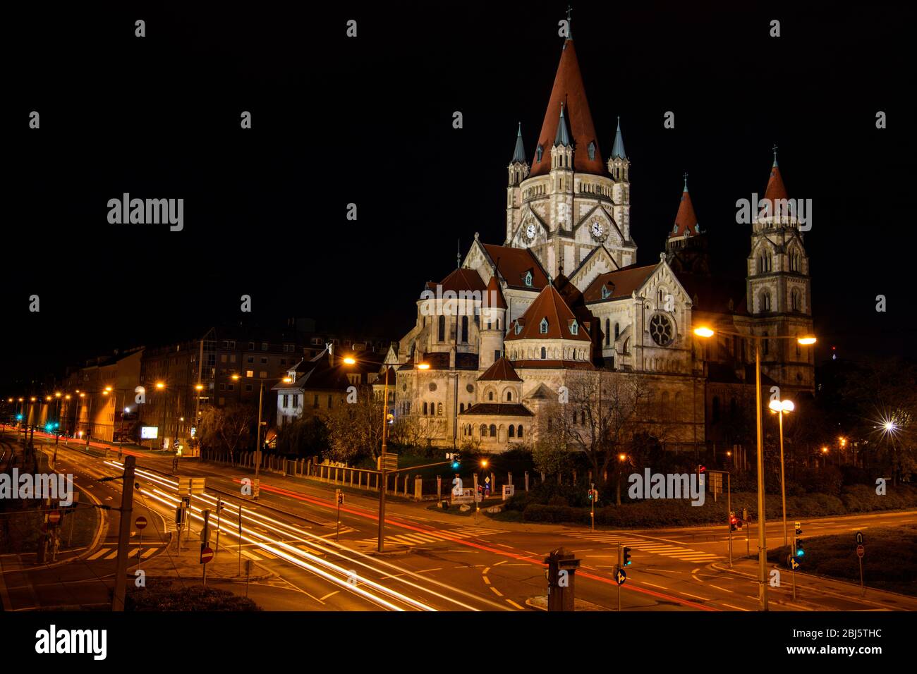 Chiesa di San Francesco d'Assisi a Mexikoplatz di notte, Vienna, bassa Austria, Austria Foto Stock