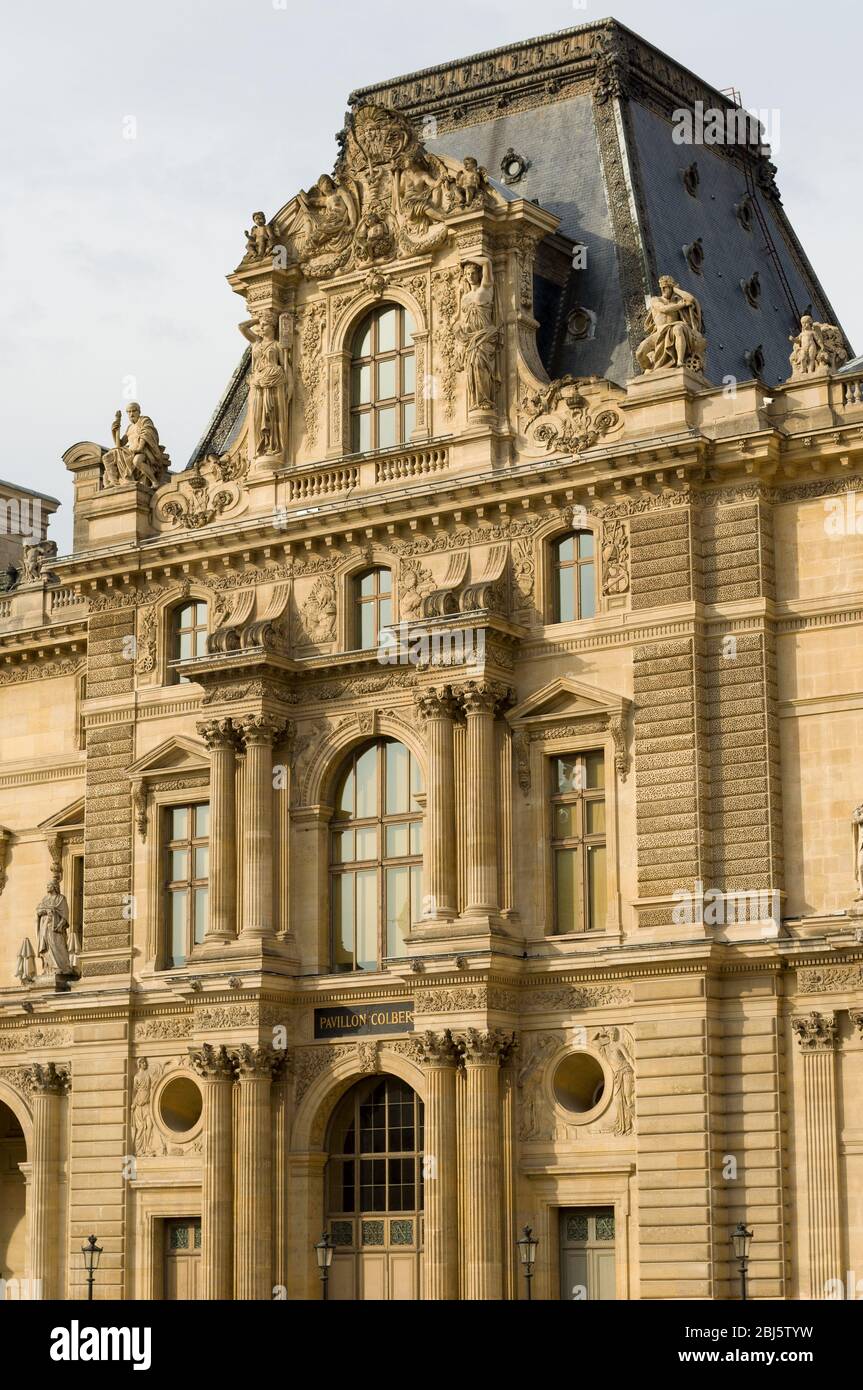 PARIGI - 17 SETTEMBRE 2014: Il Palazzo del Louvre, l'ala Richelieu. Il Museo del Louvre è uno dei musei più grandi del mondo e un monumento storico di Parigi Foto Stock