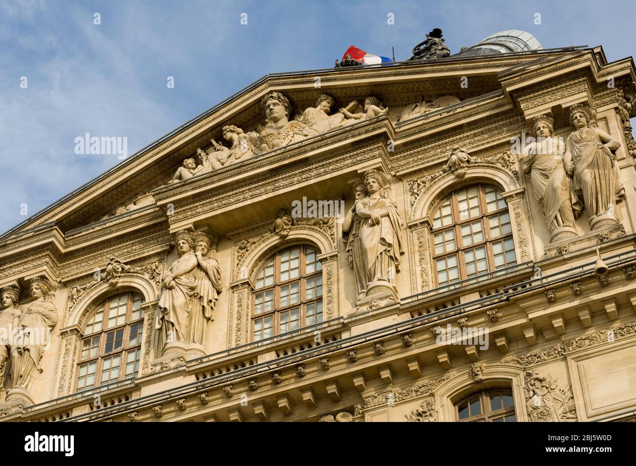 PARIGI - 17 SETTEMBRE 2014: Il Palazzo del Louvre, l'ala Richelieu. Il Museo del Louvre è uno dei musei più grandi del mondo e un monumento storico di Parigi Foto Stock