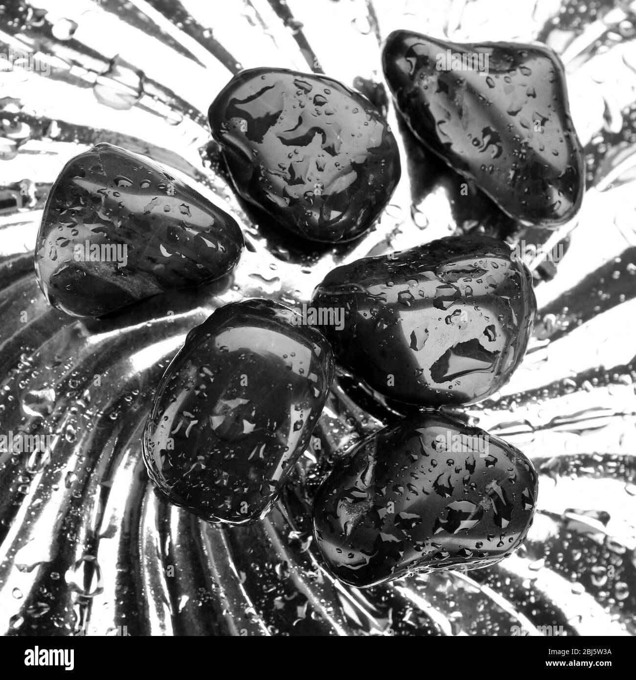 Pietre semipreziose su fondo in vetro Foto Stock