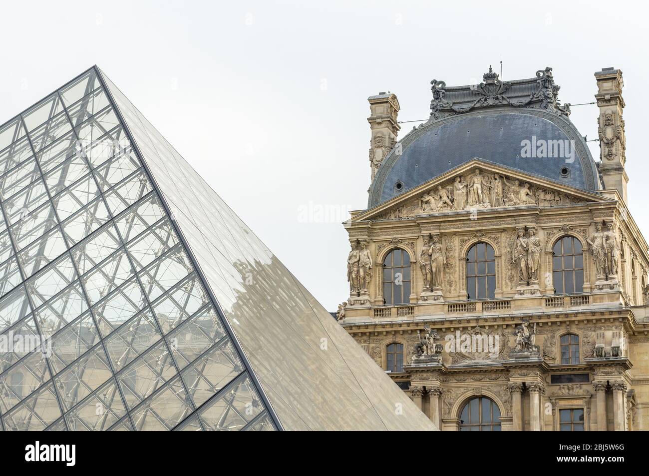 PARIGI - 17 SETTEMBRE 2014: Il Palazzo del Louvre e la Piramide IM Peis. Il Museo del Louvre è uno dei musei più grandi del mondo e un monumento storico di Parigi Foto Stock