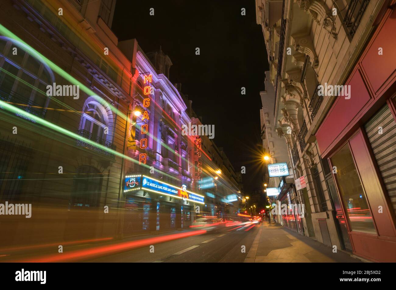 PARIGI - 17 SETTEMBRE 2014: Semafori e vista notturna del Teatro Megador. Fondata nel 1913 e progettata da Bertie Crewe, è una sala musicale parigina Foto Stock