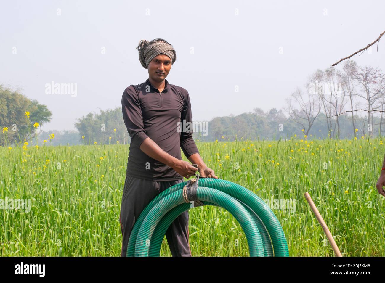 Coltivatore che fa lavoro agricolo, India Foto Stock
