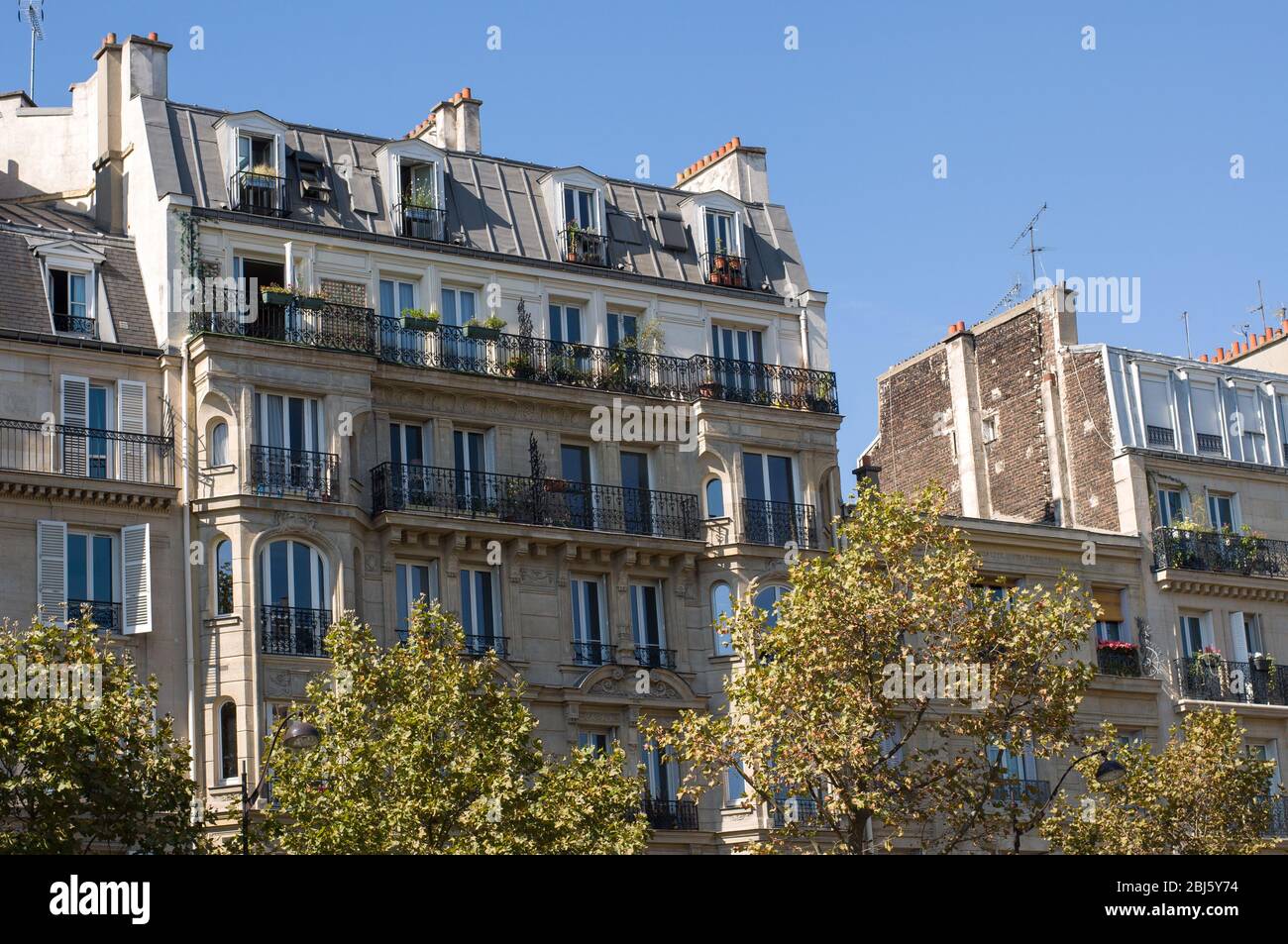 Design tipico dell'architettura parigina. La facciata di un edificio francese in stile moderno con finestre e balconi francesi a Parigi, Francia. Foto Stock