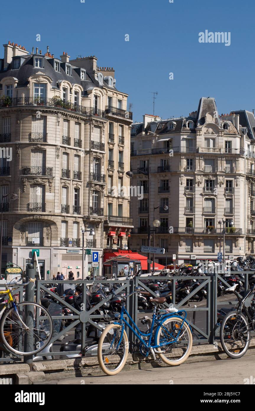PARIGI - 18 SETTEMBRE 2014: Design tipico dell'architettura parigina. La facciata di un edificio francese in stile moderno con finestre e balconi francesi a Par Foto Stock