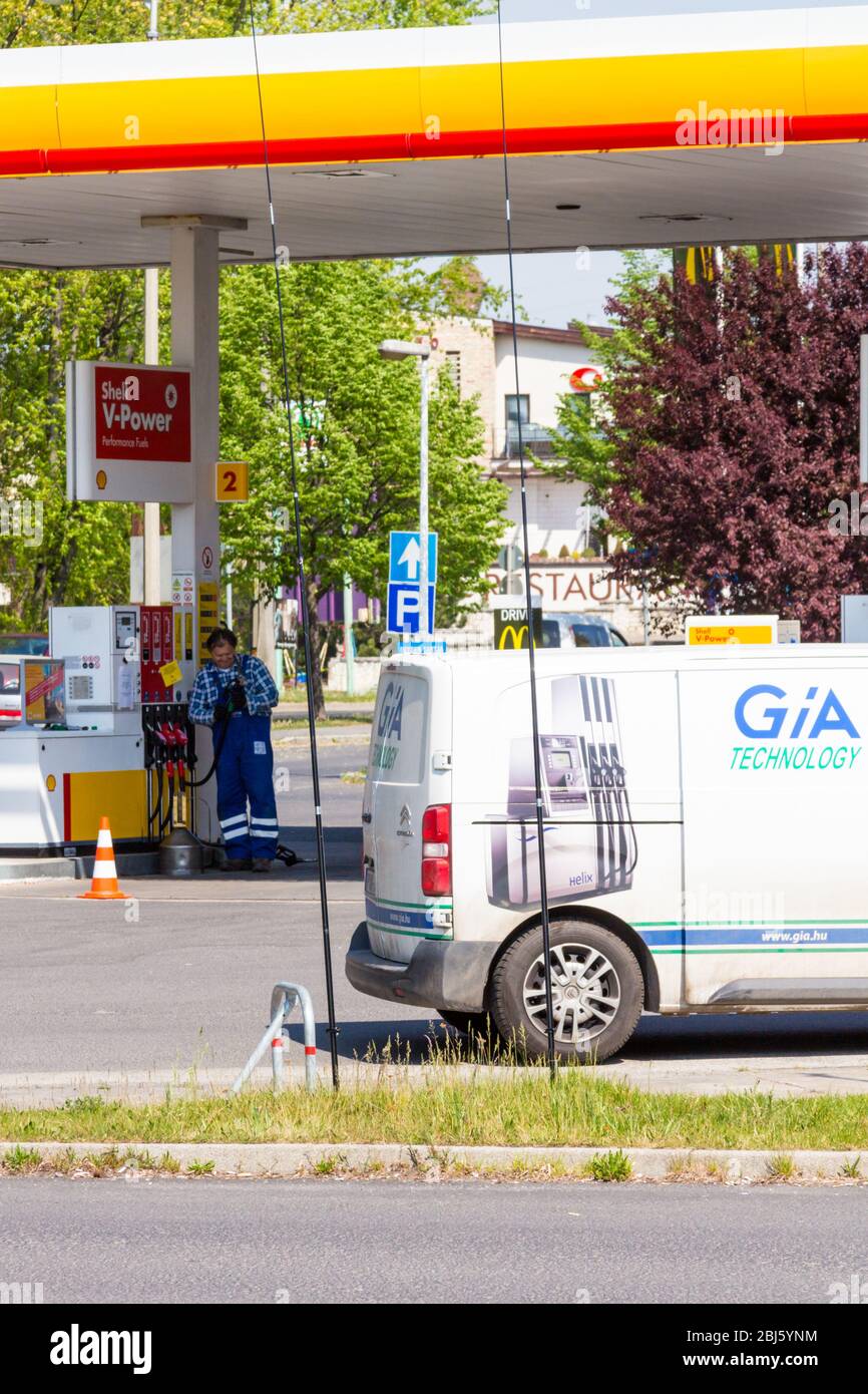 Gia Technology benzina benzina benzina benzina benzina benzina benzina stazione di servizio manutenzione impresa lavoratore controllo pompe di benzina presso la stazione Shell, Sopron, Ungheria Foto Stock