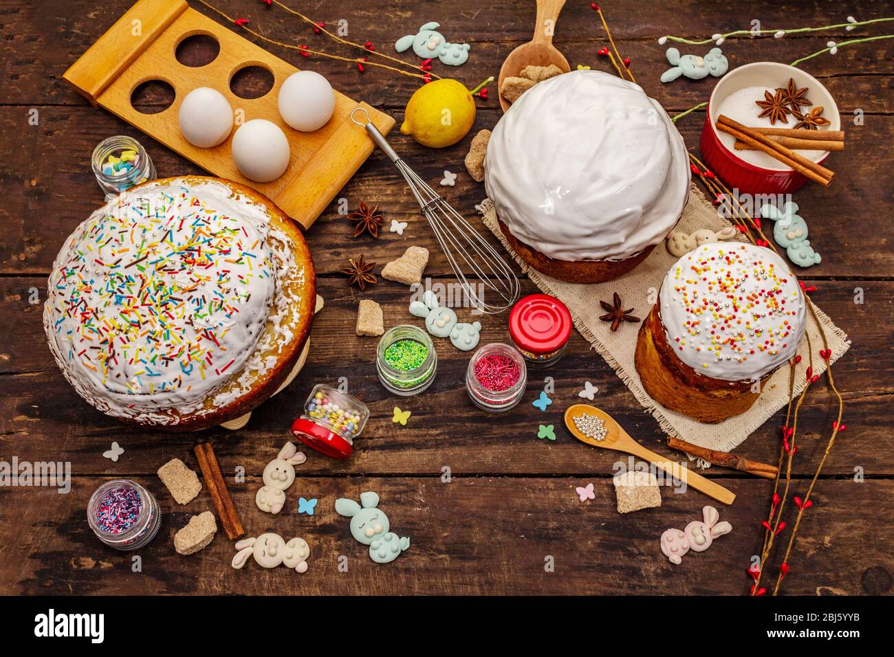 Decorazione torta di Pasqua. Zucchero a velo, crostini, perline commestibili.  Ingredienti naturali e sani, tavolo in legno d'epoca Foto stock - Alamy