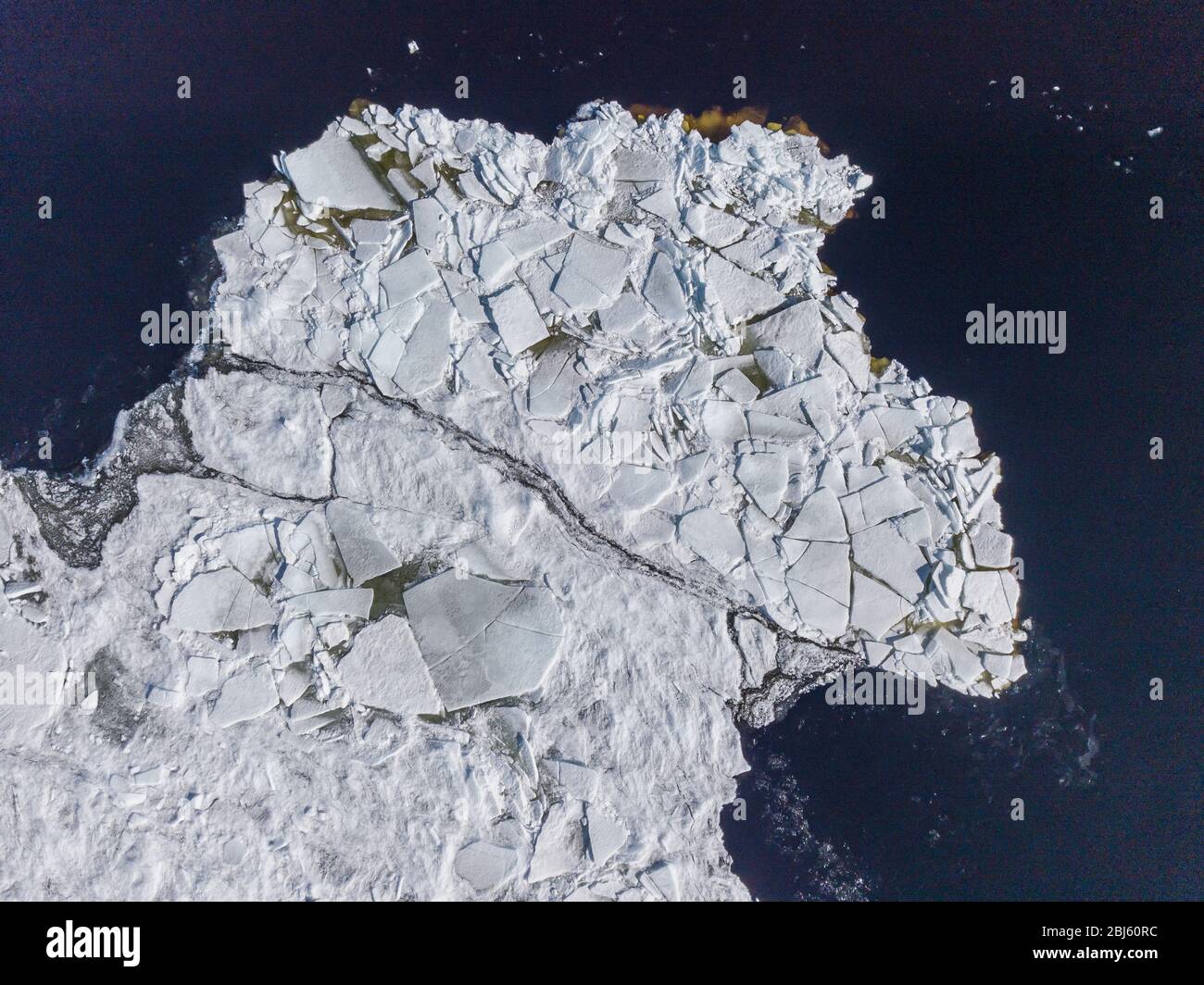 Vista aerea del bordo di ghiaccio spezzato in pezzi di varie forme e acqua Foto Stock