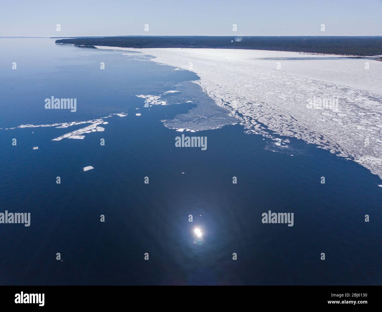 Vista aerea del bordo di ghiaccio spezzato in pezzi di varie forme e acqua Foto Stock
