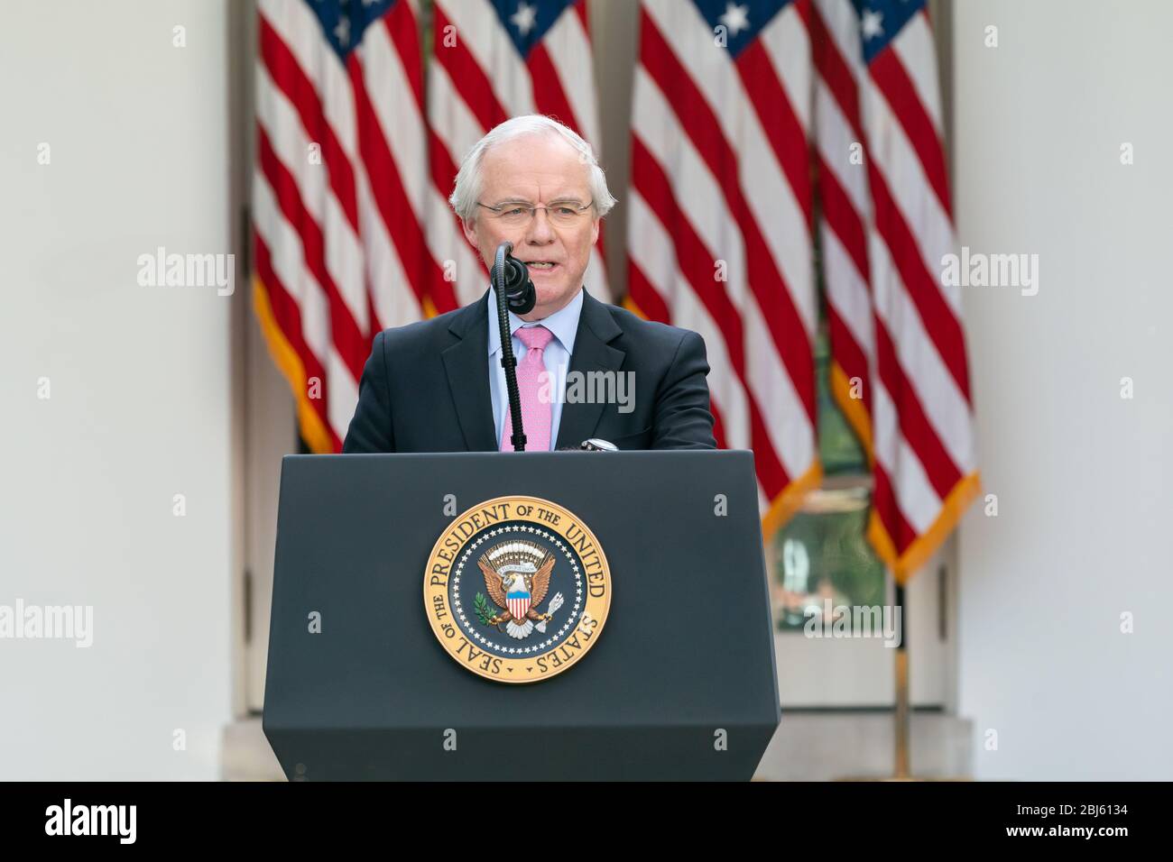 Washington, Stati Uniti d'America. 27 aprile 2020. Washington, Stati Uniti d'America. 27 aprile 2020. Il CEO di Kroger Grocery Stores, Rodney McMullen, parla durante il quotidiano COVID-19, briefing di coronavirus nel Giardino delle Rose della Casa Bianca il 27 aprile 2020 a Washington, DC. Credit: Andrea Hanks/White House Photo/Alamy Live News Foto Stock