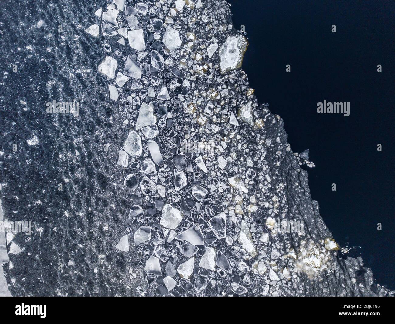 Vista aerea del bordo di ghiaccio spezzato in pezzi di varie forme e acqua Foto Stock