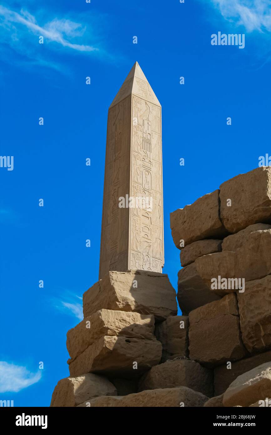 Obelisco della Regina Hatshepsut al tempio di Karnak a Luxor con sculture geroglifiche su sfondo blu cielo Foto Stock