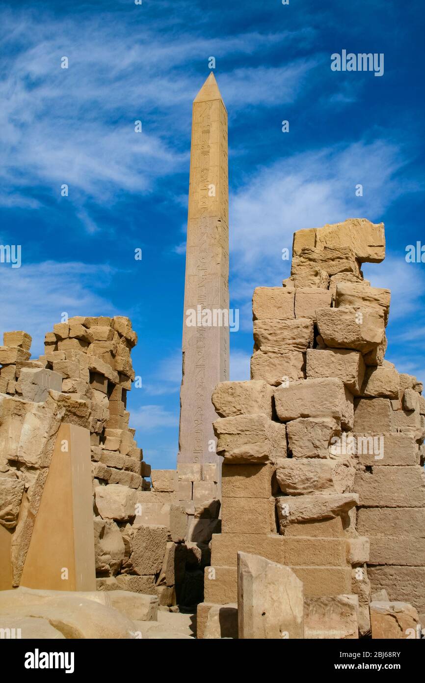 Obelisco della Regina Hatshepsut al tempio di Karnak a Luxor con sculture geroglifiche su sfondo blu cielo Foto Stock