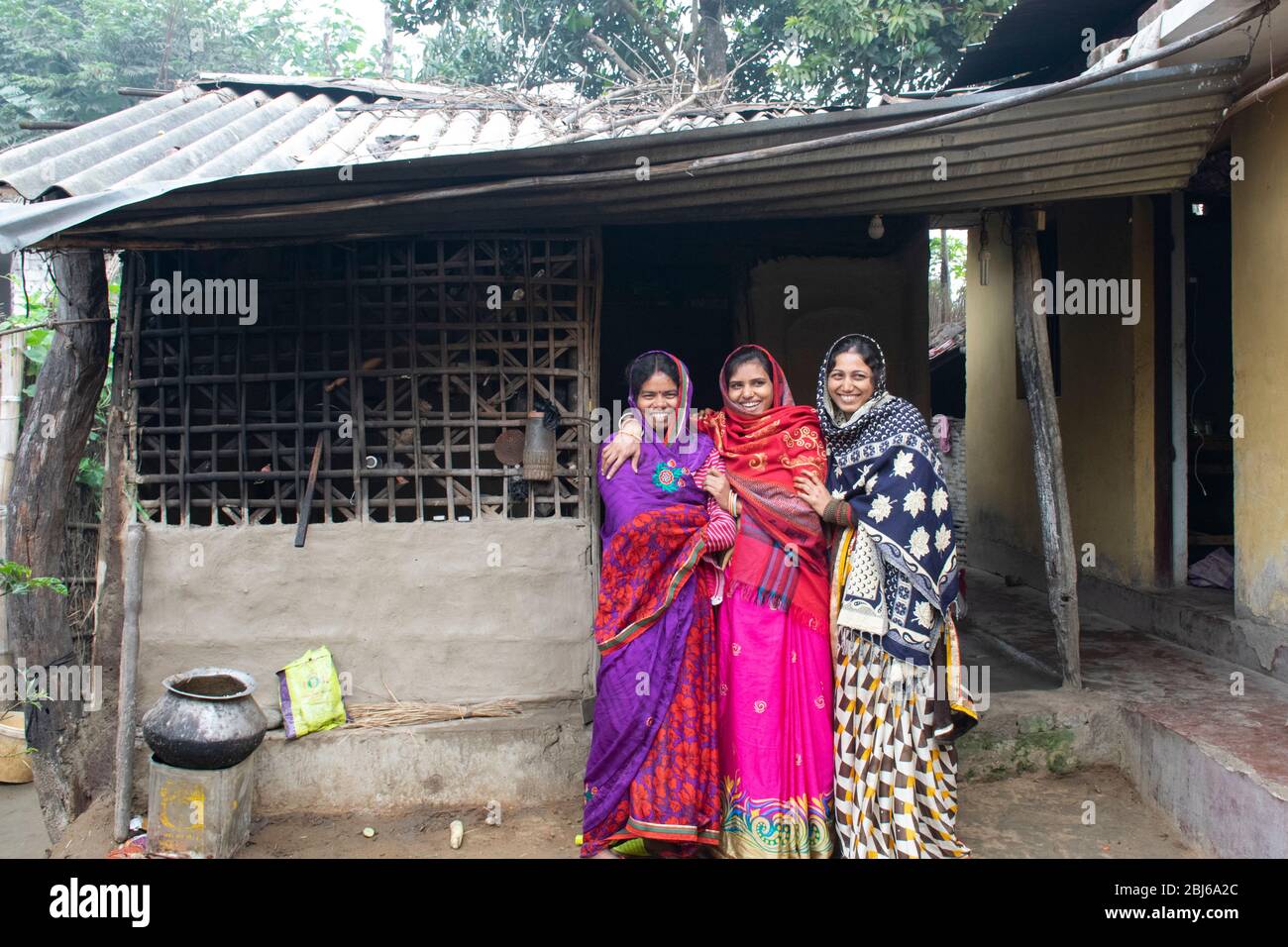 donne rurali felici in piedi davanti alla sua casa. India Foto Stock