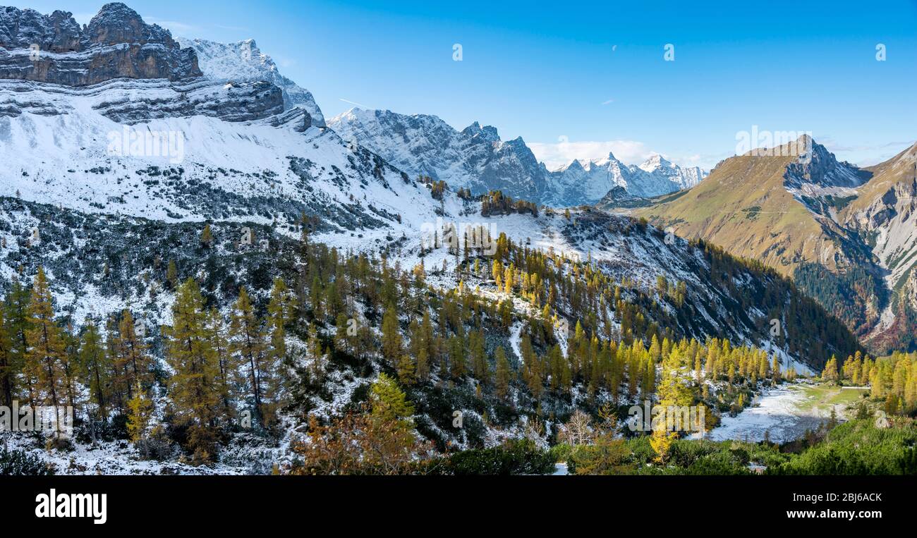 Vette innevate, Spitzkarspitze, Dreizinkenspitze e Laliderspitze, larici gialle in autunno, escursione a Hahnenkampspitze, Engtal Foto Stock