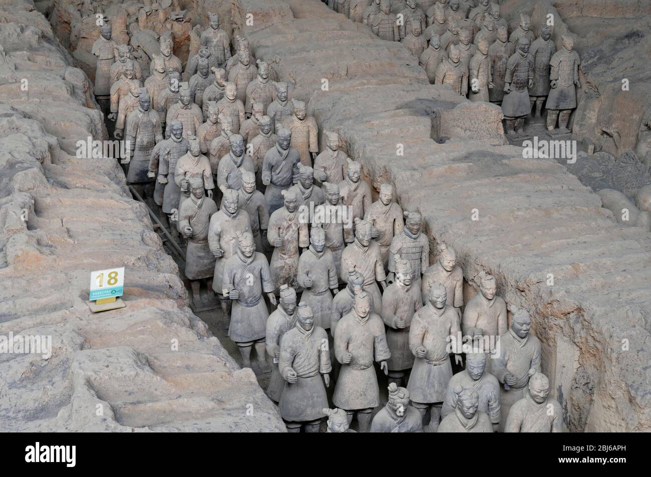 Tomba cinese iniziale, Armata di Terracotta, Pit 1, Mausoleo Qin Shihuangdis, Xi'an, provincia di Shaanxi, Cina Foto Stock