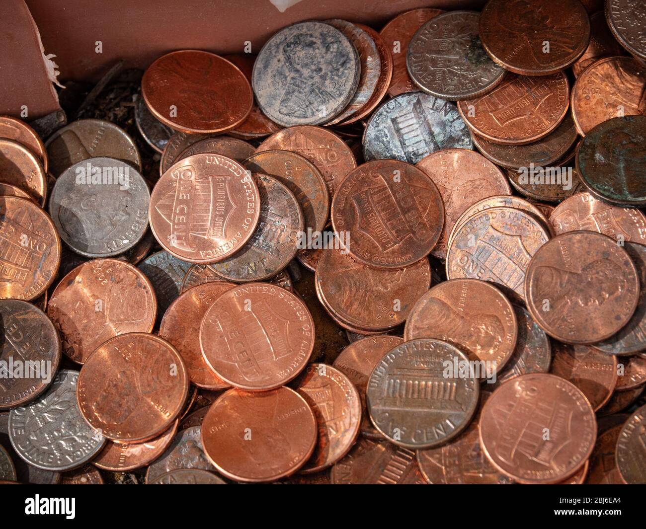 Le monete americane sono sparse circa. Foto Stock