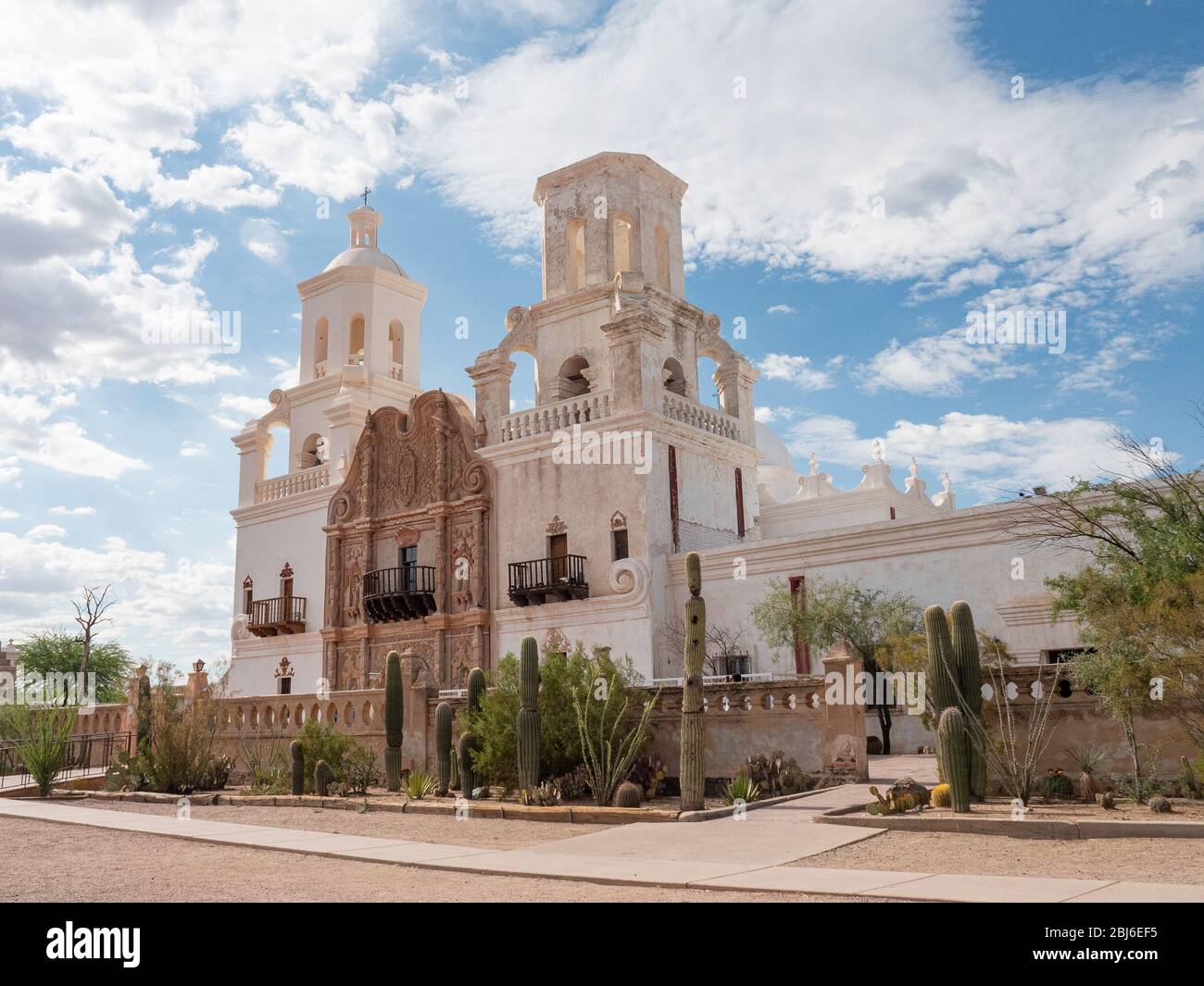 Una vista angolata della Missione San Xavier del Bac a sud di Tucson, nell'Arizona meridionale. Foto Stock