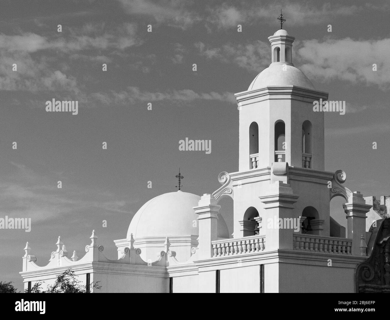 Una vista dettagliata in bianco e nero della Missione San Xavier del Bac a sud di Tucson, nell'Arizona meridionale. Foto Stock