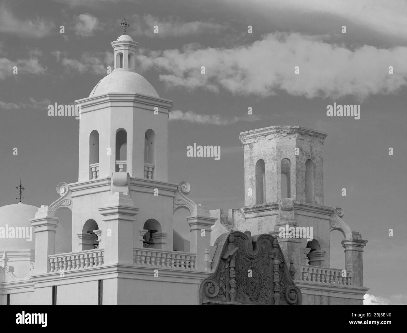 Una vista dettagliata in bianco e nero della Missione San Xavier del Bac a sud di Tucson, nell'Arizona meridionale. Foto Stock