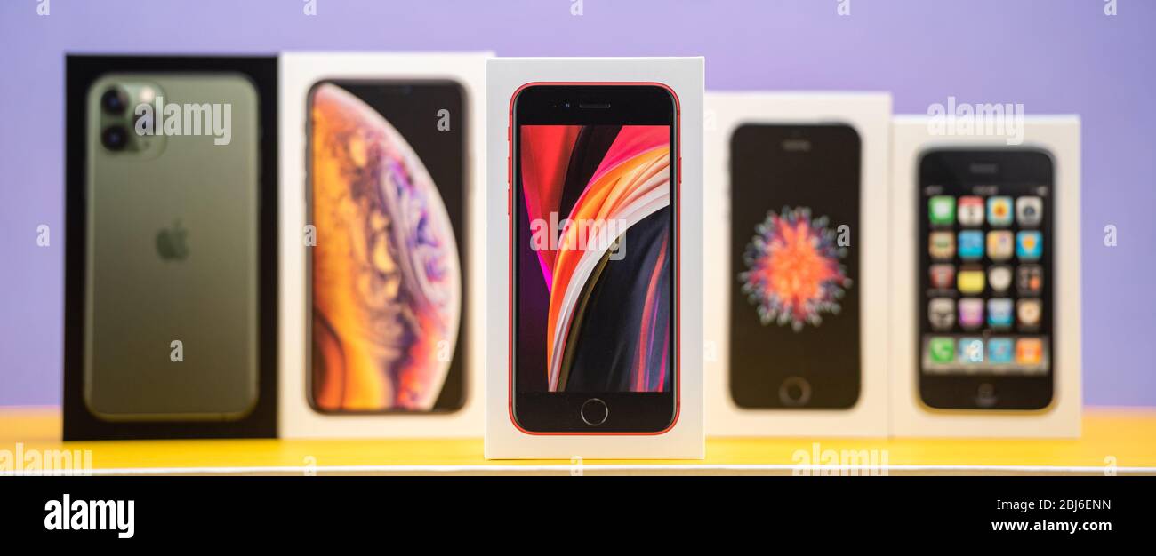 Parigi, Francia - 26 aprile 2020: Focus sull'ultima versione se 2020 con pacchetti multipli schede di Apple computer iphone smartphpone iPhone 3gs, se 2016, se 2020, XS e 11 Pro con triple fotocamere - collezione vintage e nuova Foto Stock