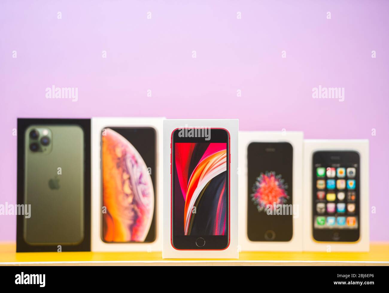 Parigi, Francia - 26 aprile 2020: Focus sull'ultima versione se 2020 con pacchetti multipli schede di Apple computer iphone smartphpone iPhone 3gs, se 2016, se 2020, XS e 11 Pro con triple fotocamere - collezione vintage e nuova Foto Stock