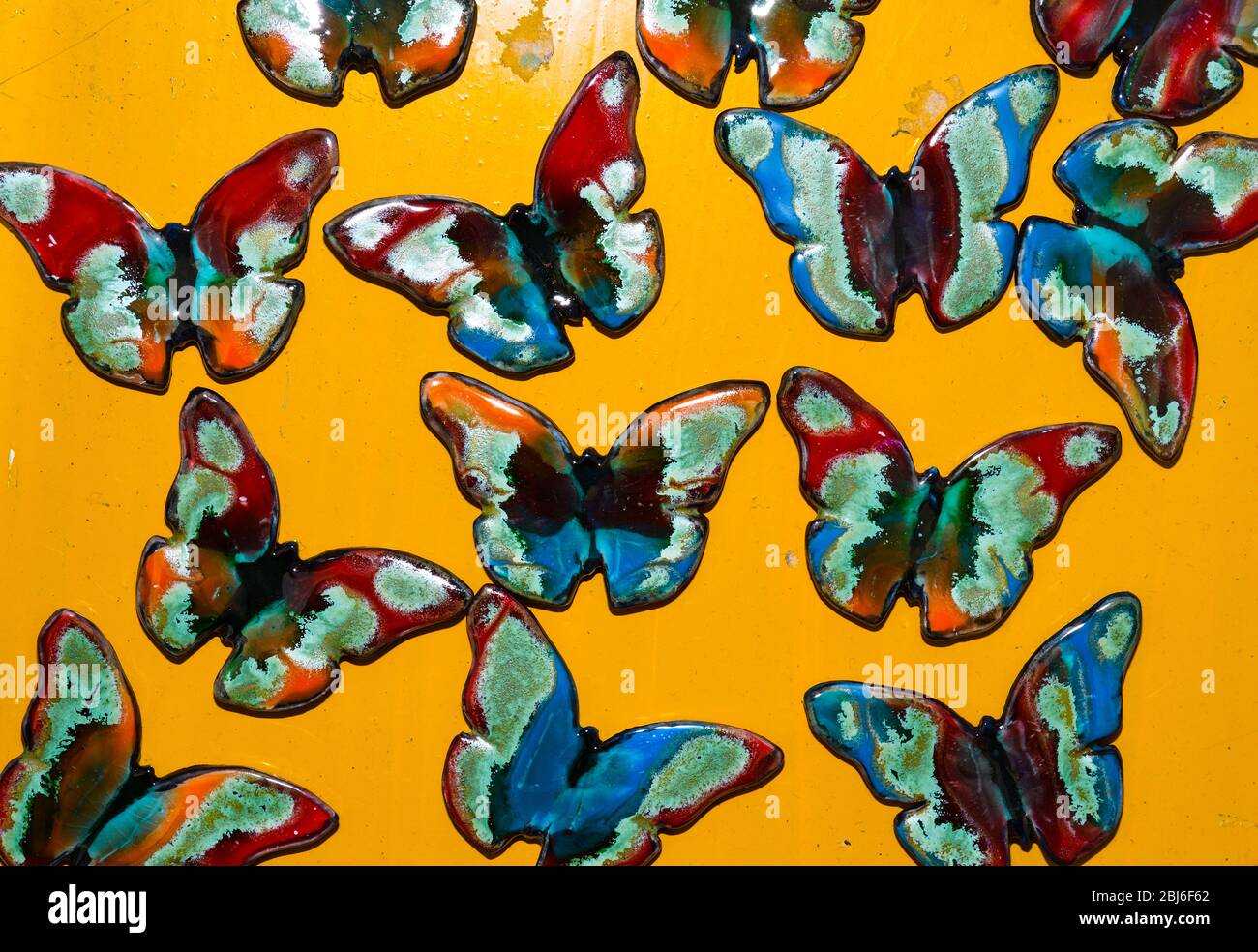 Concetto di sfondo farfalla. Aspetto giallo e multicolore Foto Stock