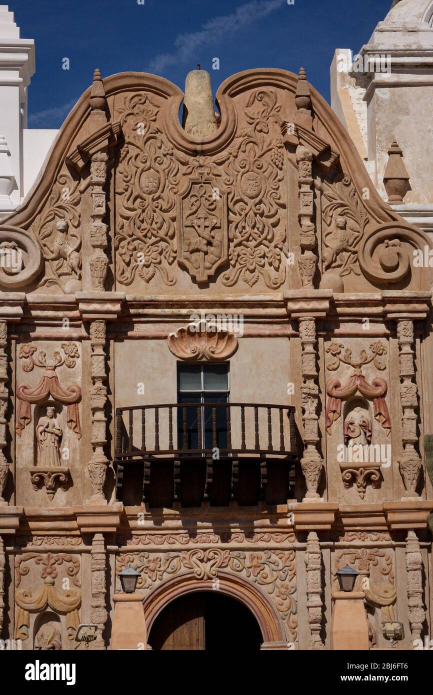 Un primo piano della facciata sopra la porta della missione San Xavier del Bac è una storica missione cattolica spagnola fondata nel 1692, conosciuta come la dove Bianca Foto Stock
