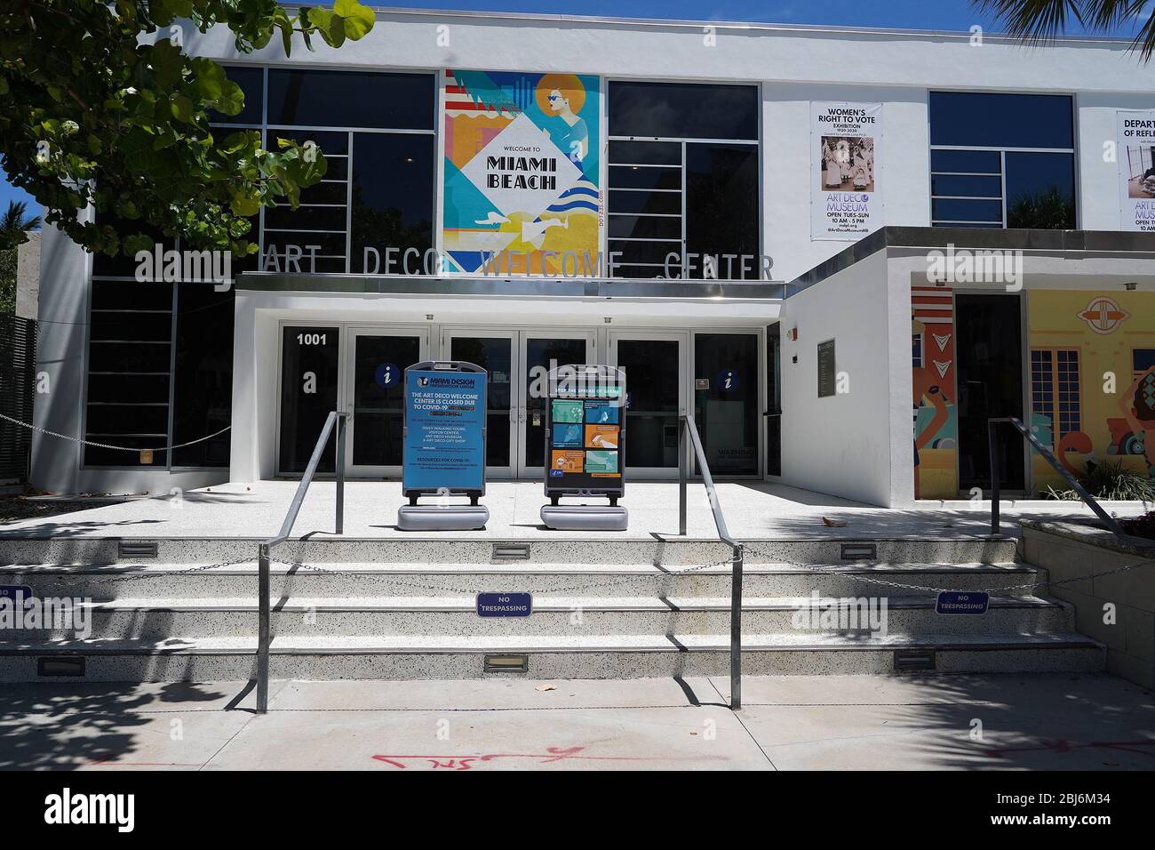 MIAMI BEACH, FL - 28 APRILE: Vista generale di un vuoto Art Deco Welcome Center a South Beach durante la pandemia di coronavirus il 28 aprile 2020 a Miami Beach, Florida. A partire dal 29 aprile la contea di Miami-Dade aprirà parchi pubblici, porti turistici e campi da golf, mentre la fase 1 della fine della chiusura del coronavirus sarà in corso. COVID-19 si è diffusa nella maggior parte dei paesi del mondo, mietendo oltre 215,000 vite con infezioni oltre 3.1 milioni di persone. (Foto di Alberto E. Tamargo/Sipa USA) Foto Stock