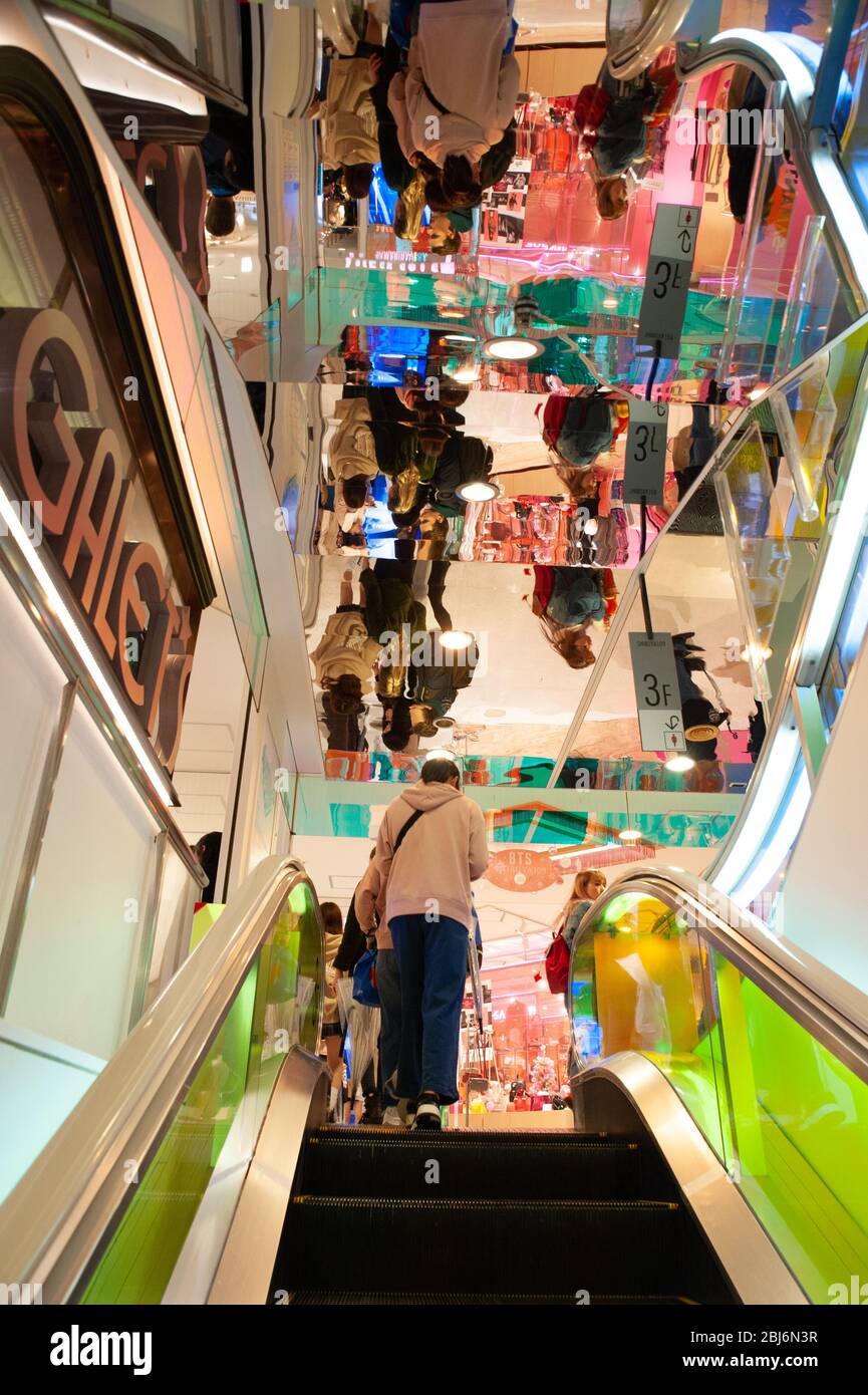 Gli acquirenti utilizzano le scale mobili all'interno di 109 grandi magazzini, nel cuore del centro Shibuya a Tokyo, Giappone Foto Stock