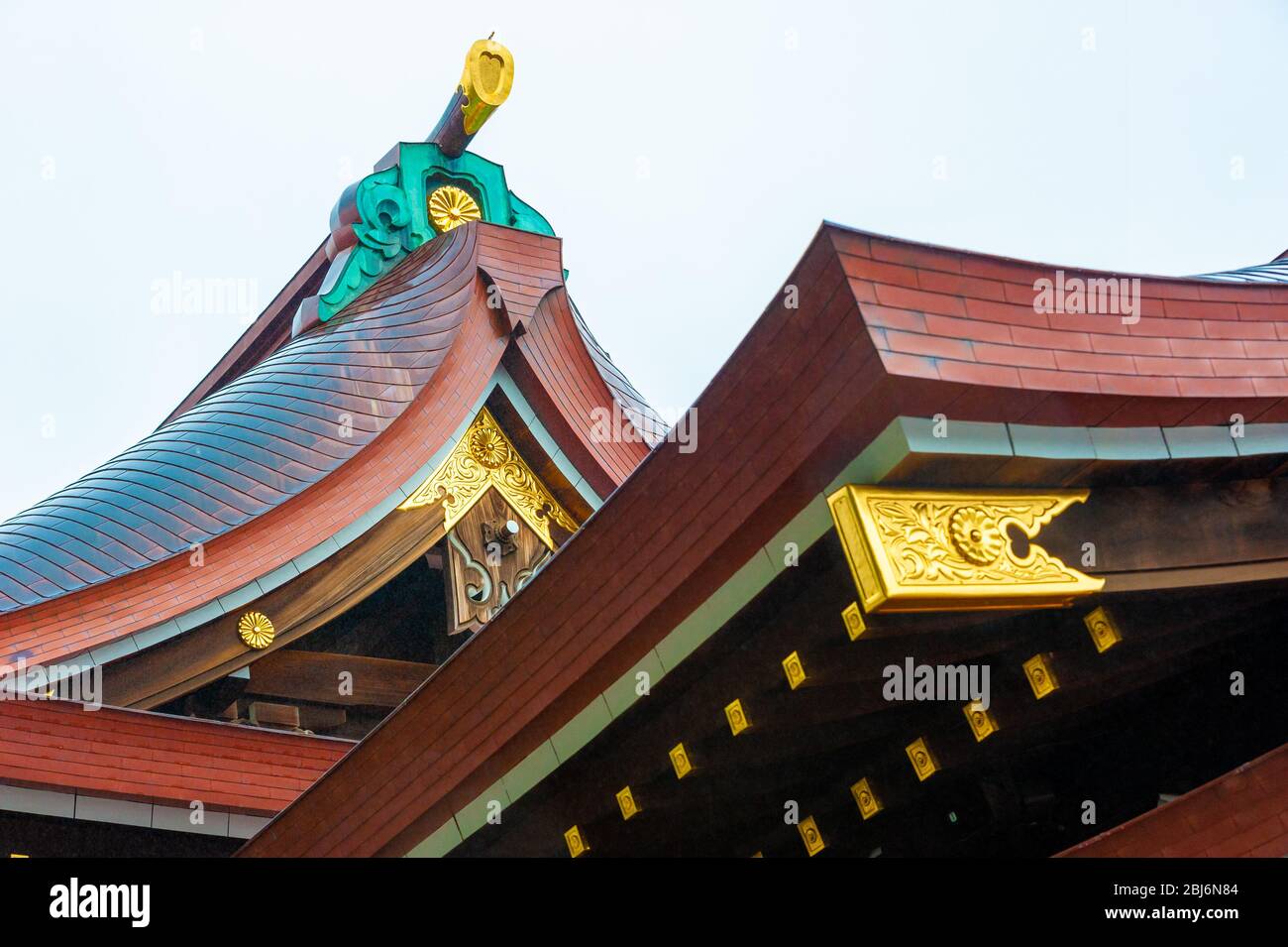 Dettagli del tetto in rame e dei sigilli placcati oro del Santuario Meiji di Tokyo, Giappone, Foto Stock