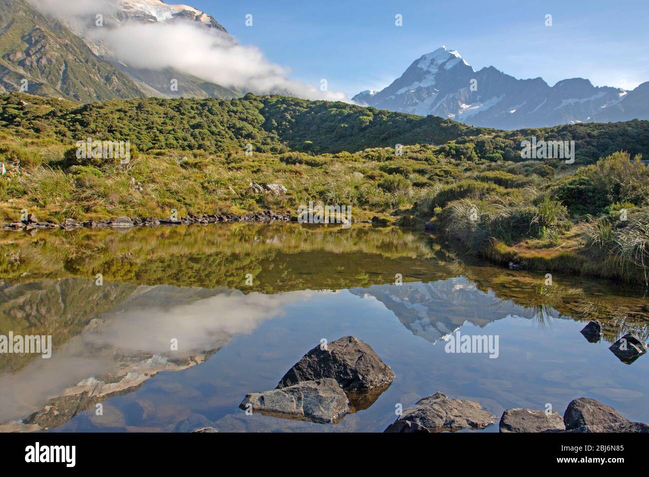 Aoraki/Mt Cook si riflette in un tarn alpino Foto Stock
