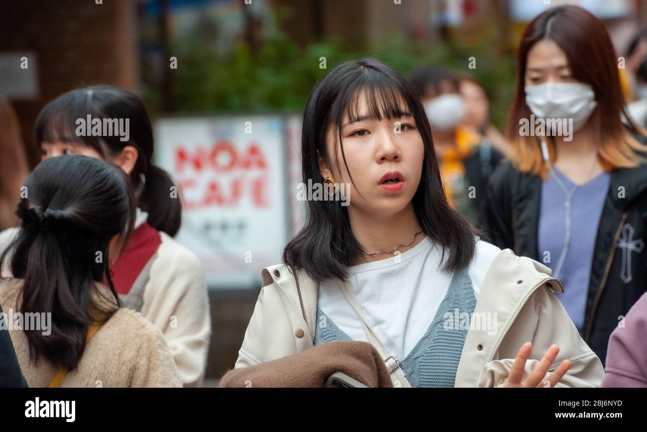 Persone a piedi e shopping a Takeshita Street, l'area della moda nel quartiere di Harajuku, Tokyo, Giappone Foto Stock