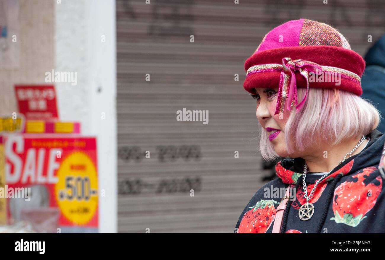 Un teen giapponese che indossa abiti contemporanei e cappello a piedi in Takeshita Street, il centro di moda di Harajuku a Tokyo Foto Stock