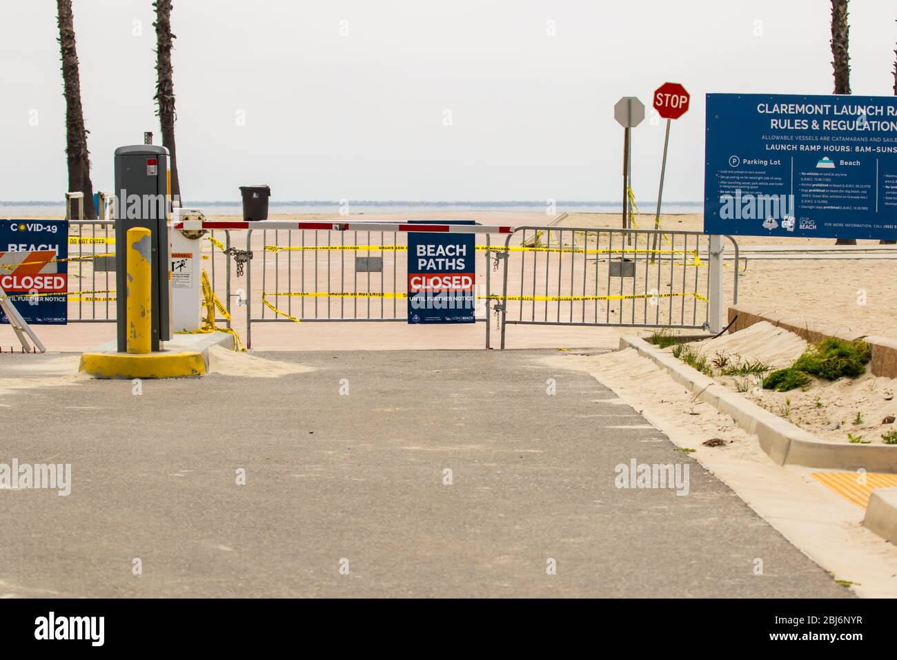Beach sentieri chiusi segno e barriera durante la pandemia Covid19 del 2020 a Long Beach, California del Sud; Stati Uniti. Foto Stock