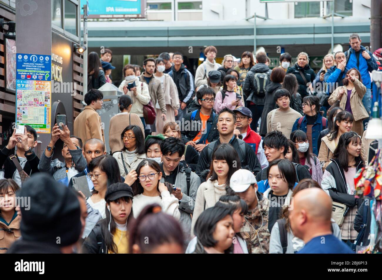 Persone che camminano su Takeshita Street nel quartiere Harajuku a Tokyo, Giappone. Questa è l'area della moda e dello shopping per i giovani. Foto Stock