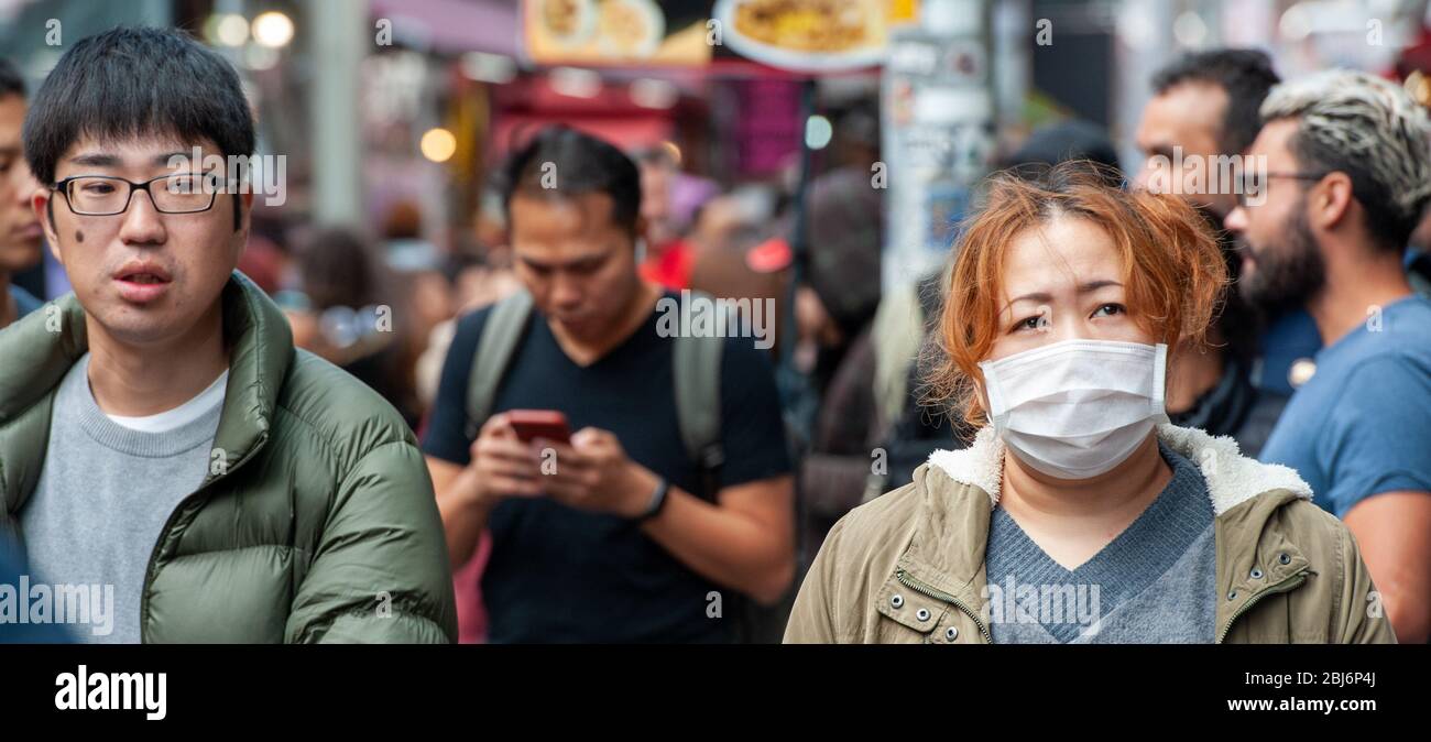 Persone che camminano su Takeshita Street nel quartiere Harajuku a Tokyo, Giappone. Questa è l'area della moda e dello shopping per i giovani. Foto Stock