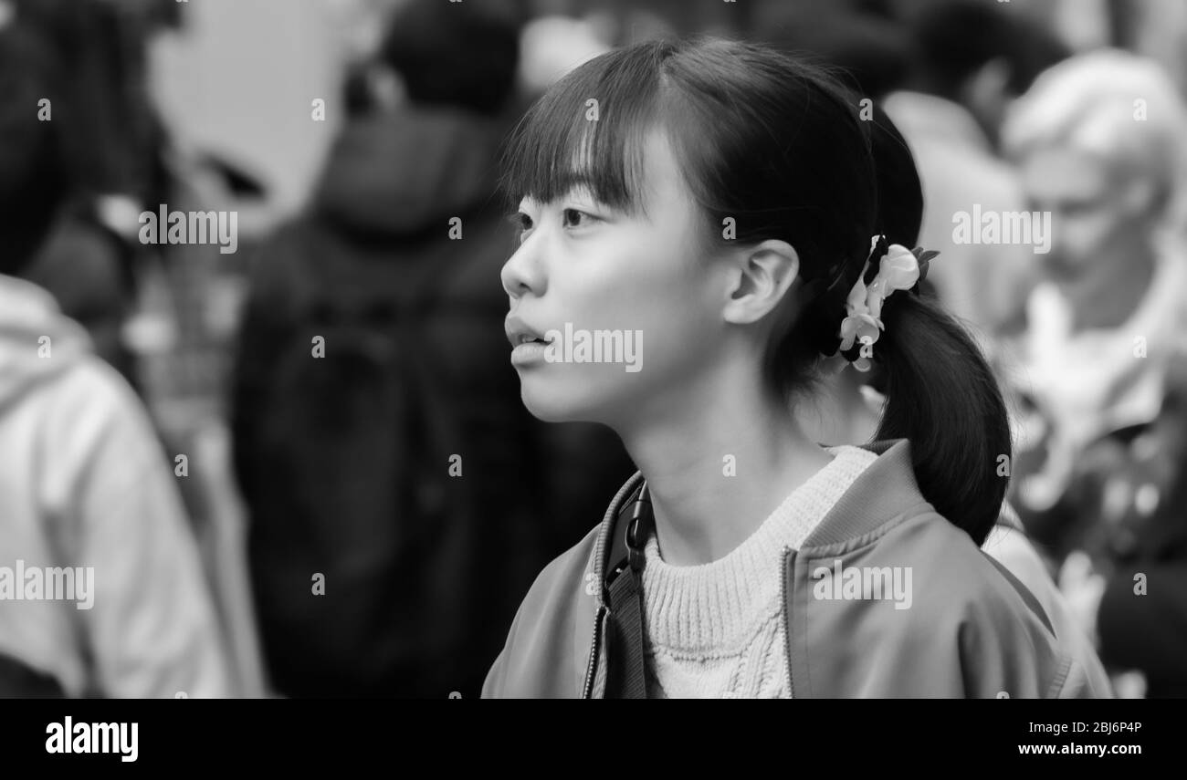 Donna giapponese che cammina nel quartiere della moda a Takeshita Street nel quartiere di Harajuku, Tokyo, Giappone Foto Stock