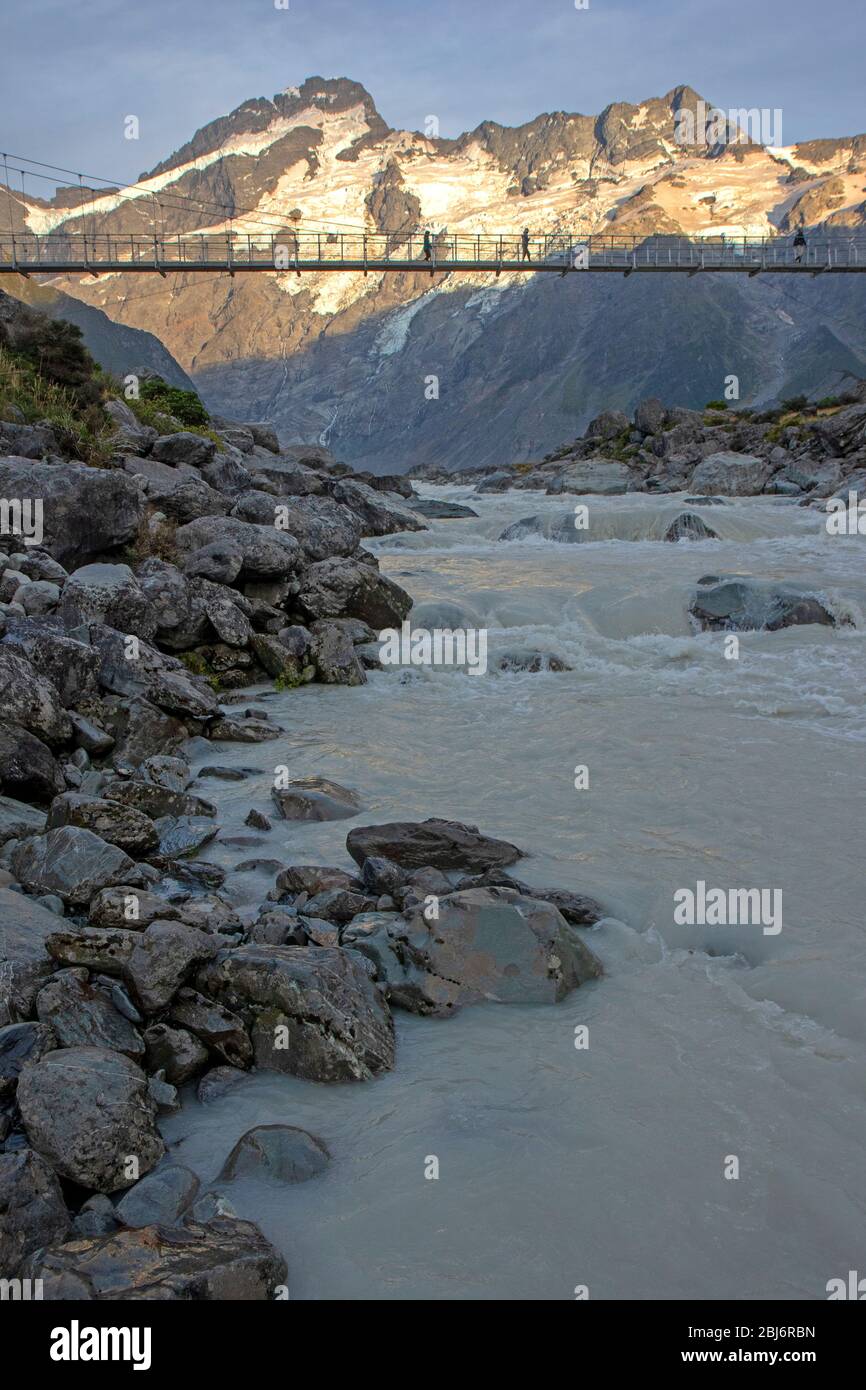 Ponte sospeso che attraversa il fiume Hooker sulla Hooker Valley Track Foto Stock