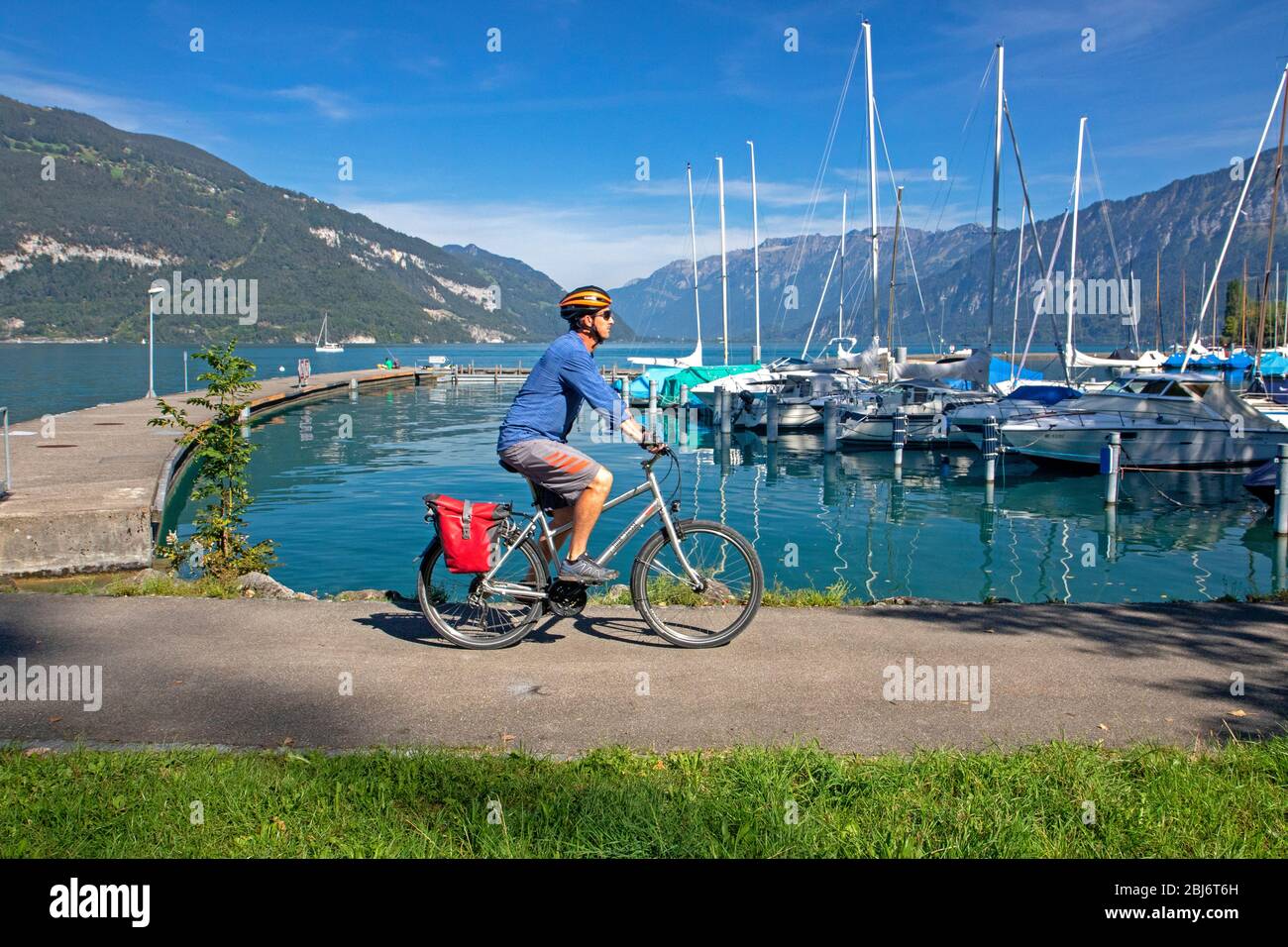 Ciclista sulle rive del Lago Thun Foto Stock