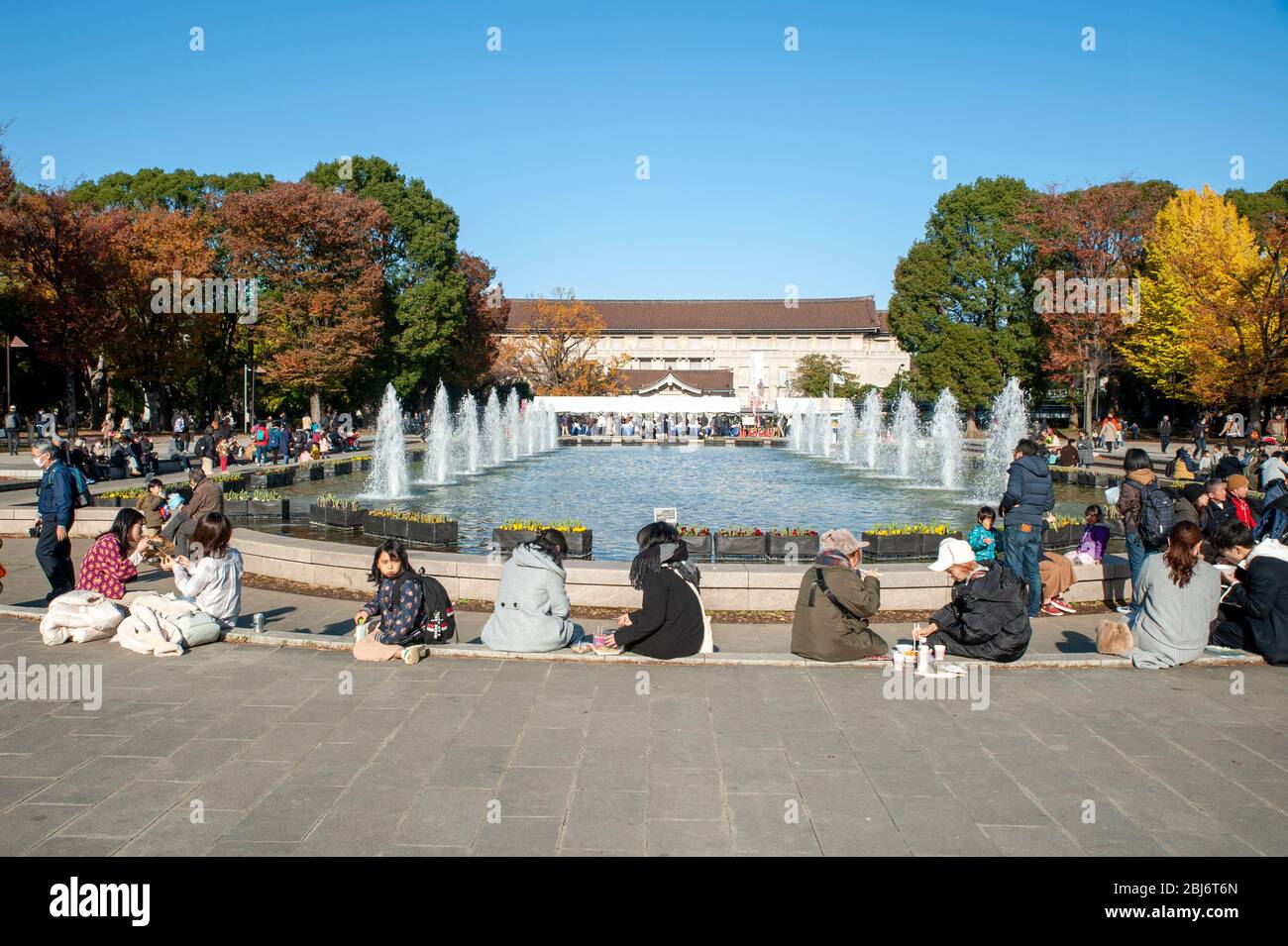Piazza delle fontane nel Parco Ueno Onshi, Tokyo, e il Museo Nazionale di Tokyo. Foto Stock