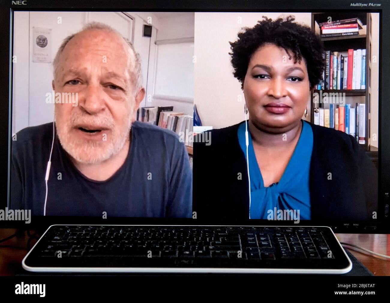 Atlanta, Georgia, Stati Uniti. 28 Aprile 2020. Un retino di ROBERT REICH e STACEY ABRAMS mentre discutono l'economia, la vice presidenza, il pacchetto di aiuti COVID, il finanziamento tramite posta e altre questioni. Credit: Brian Cahn/ZUMA Wire/Alamy Live News Foto Stock