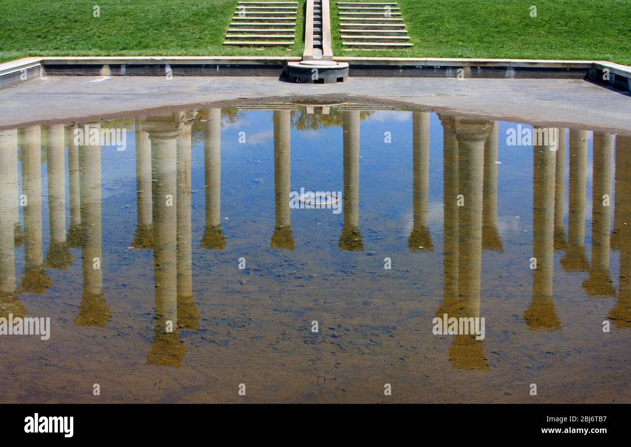 Riflessione delle colonne del Campidoglio Nazionale a Washington, DC. Foto Stock