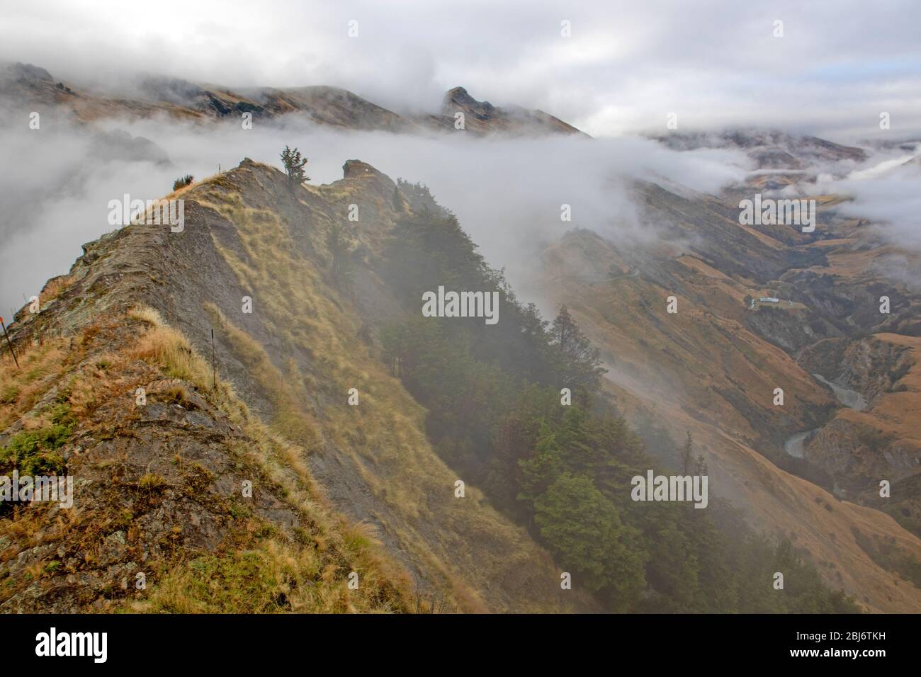 La nebbia dell'alba si solleva dalla Moonlight Valley vicino a Queenstown Foto Stock