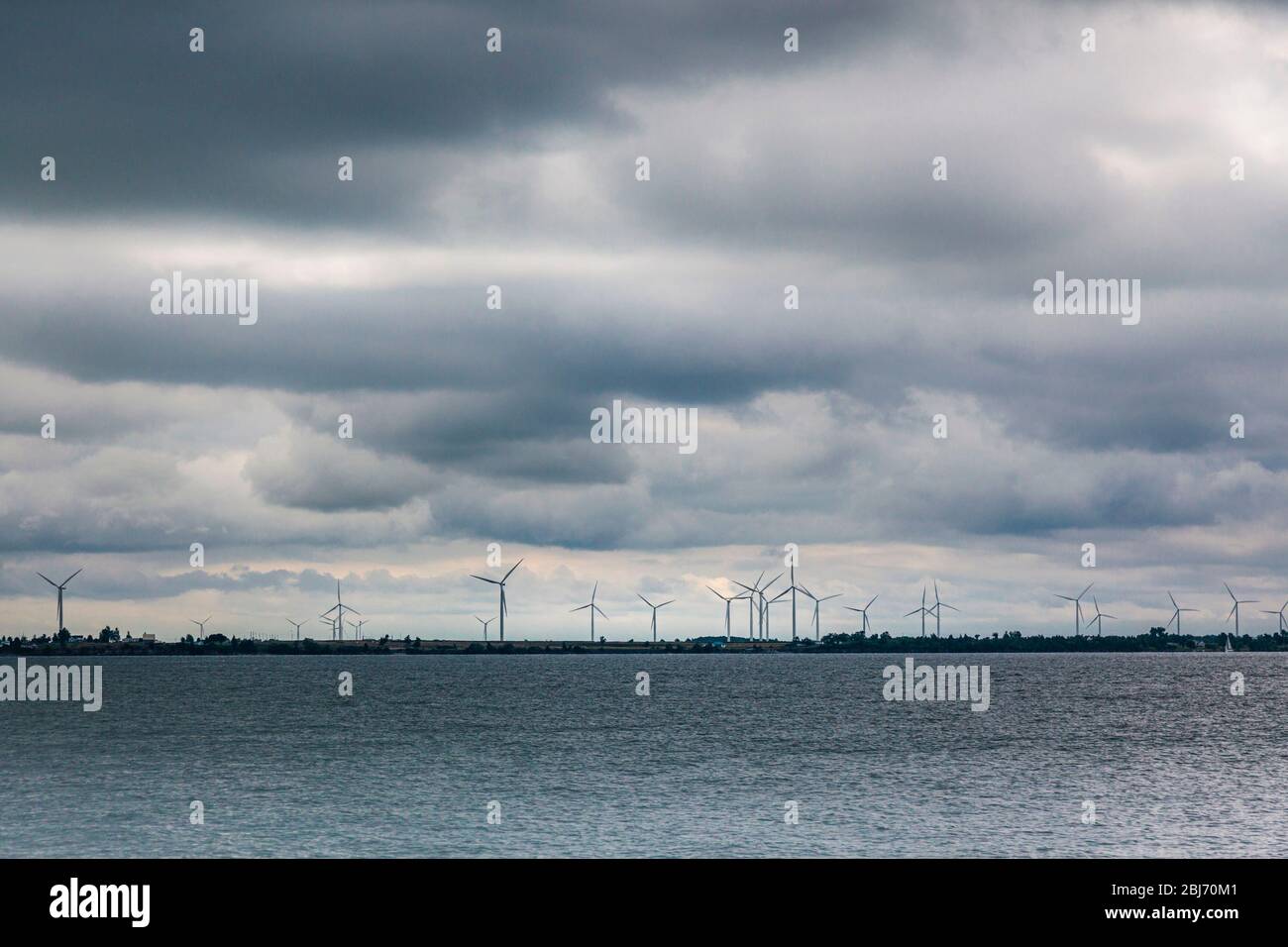 Turbine eoliche per la produzione di energia eoliana sull'isola di Wolfe visto dal fiume St Lawrence, Ontario, Canada Foto Stock