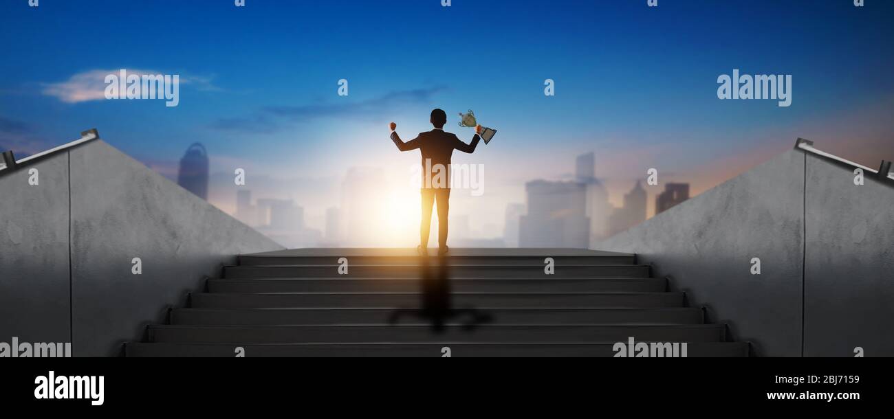 successo imprenditore vincitore di premio, campione, vittoria e premio su scala con sfondo urbano Foto Stock